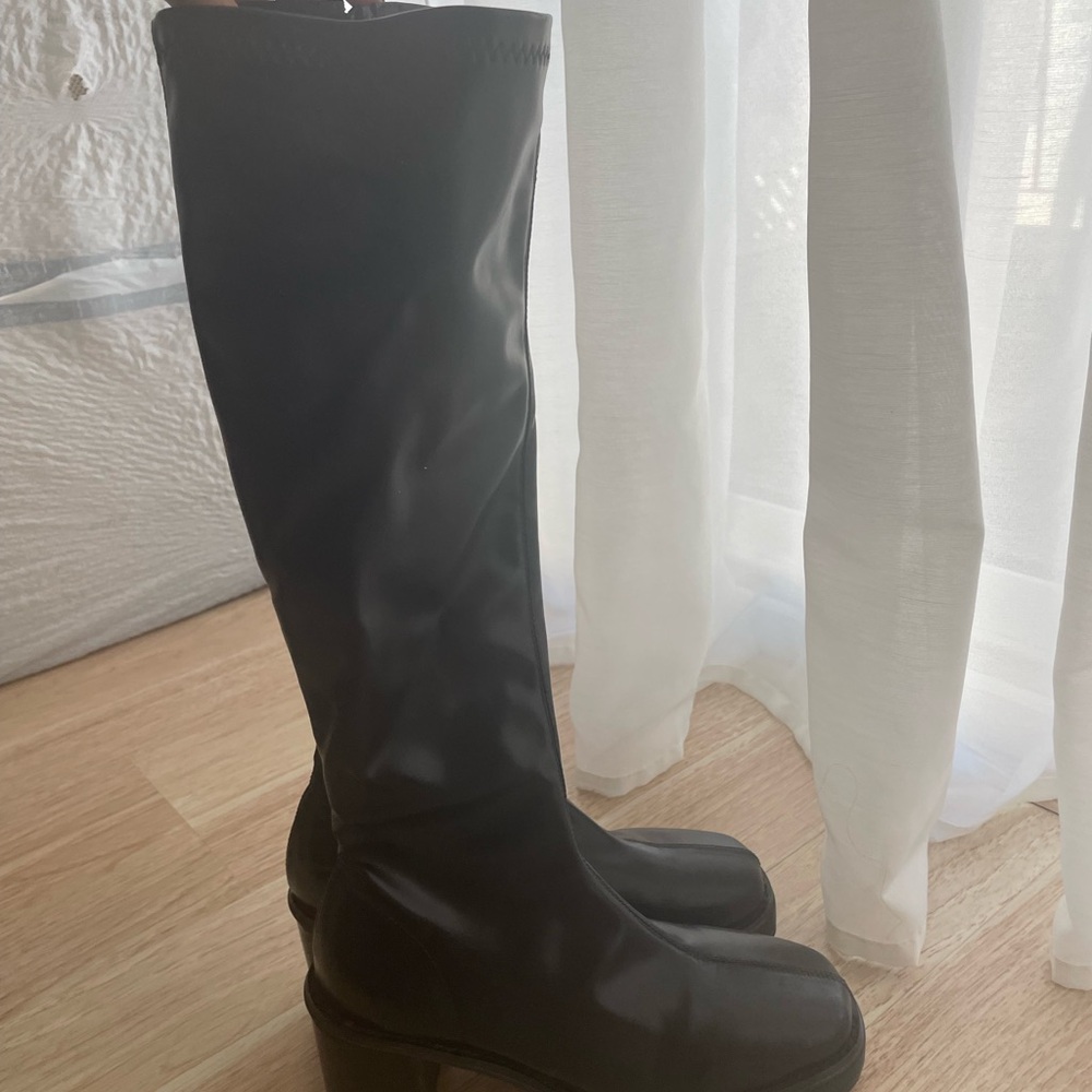 Sleek platform Black Heeled Boots
